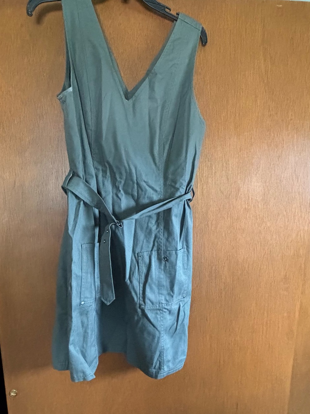 Mod Cloth Sleeveless V-Neck Utility Dress in Olive Green. Size large.